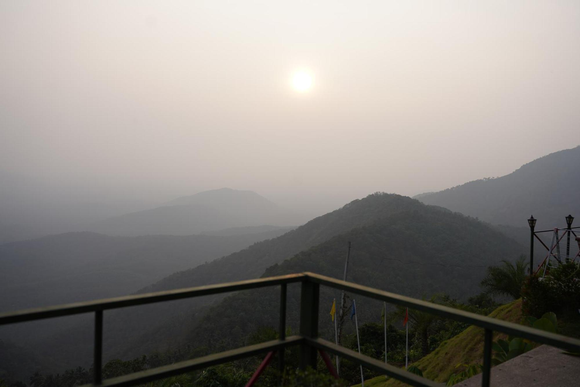 Mount Stratus Resort Vayalada Balussery エクステリア 写真