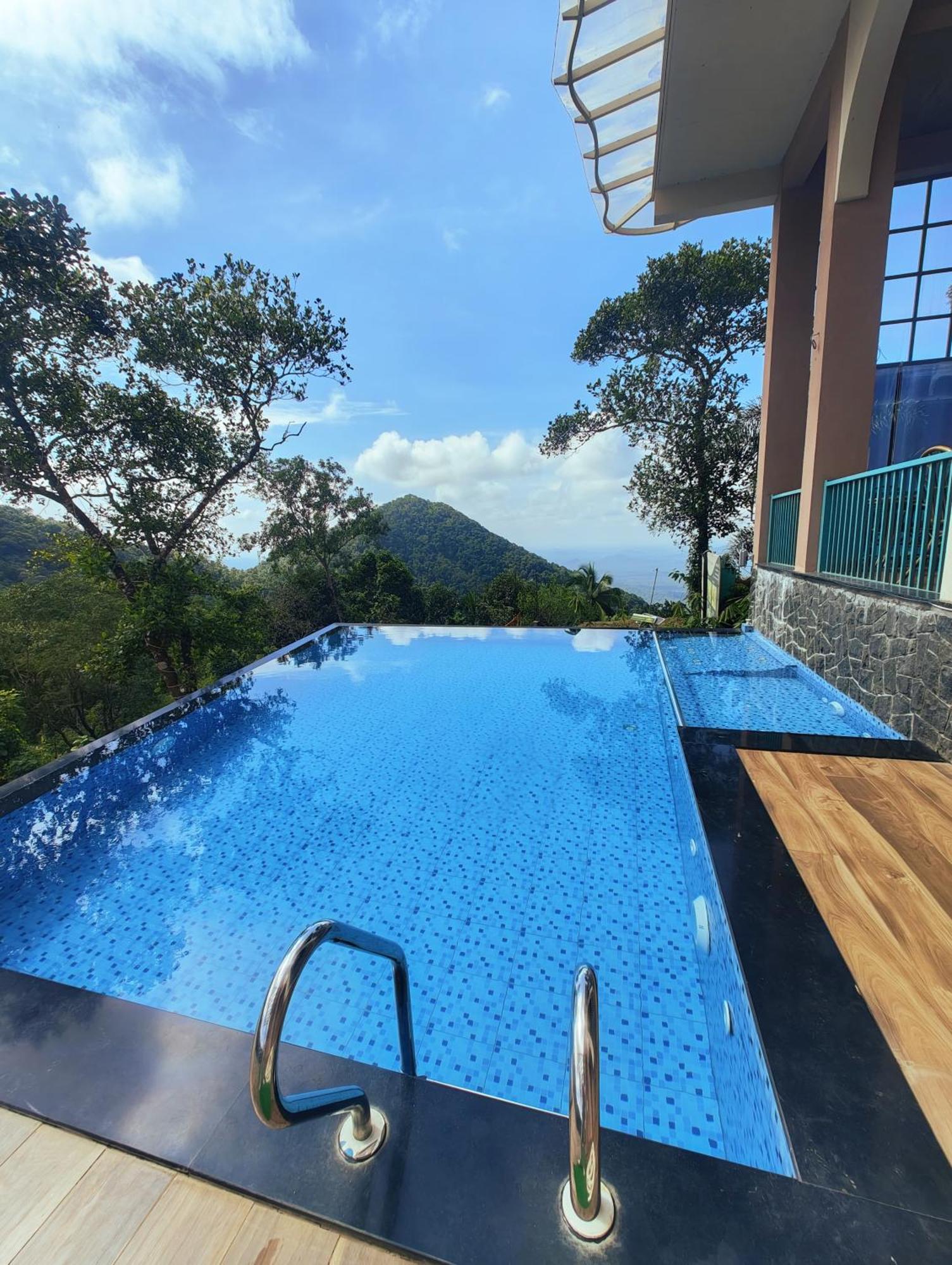 Mount Stratus Resort Vayalada Balussery エクステリア 写真